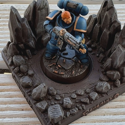 Mini diorama rocheux pour figurine – Socle décoratif imprimé en 3D – Présentoir figurine – Décor wargame & JDR